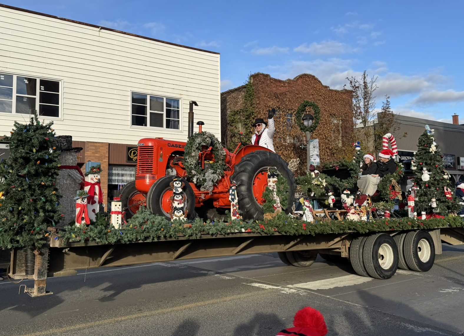 Featured image for "Santa arrives in Aylmer"